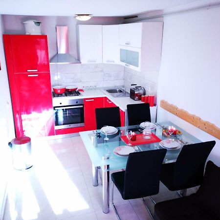 Apartman "Sabine Red" With Heated Pool Omišalj Eksteriør bilde