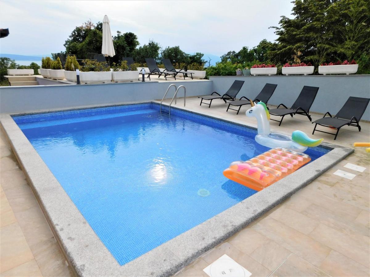 Apartman "Sabine Red" With Heated Pool Omišalj Eksteriør bilde