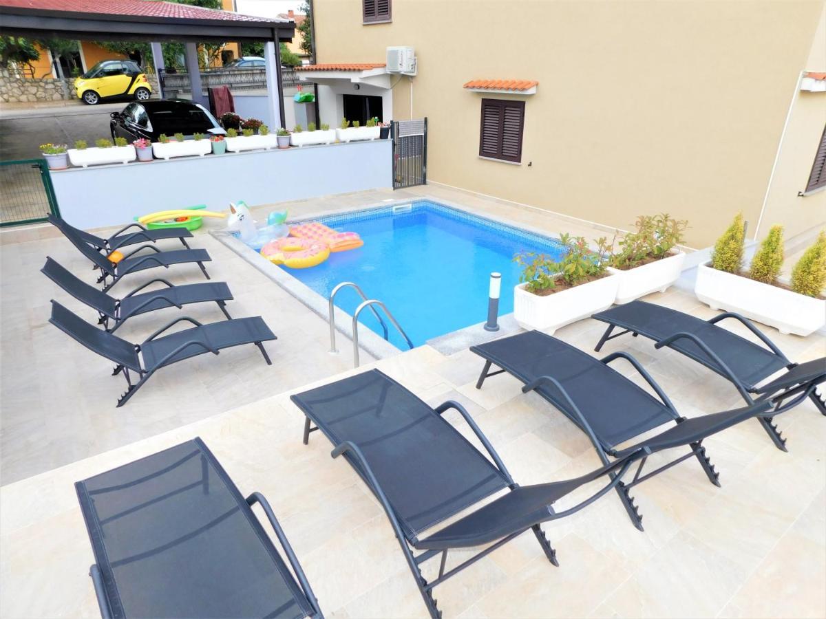 Apartman "Sabine Red" With Heated Pool Omišalj Eksteriør bilde