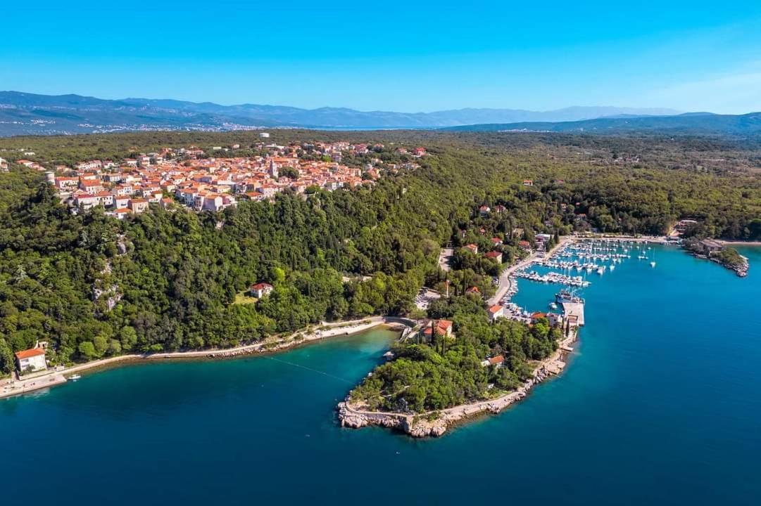 Apartman "Sabine Red" With Heated Pool Omišalj Eksteriør bilde