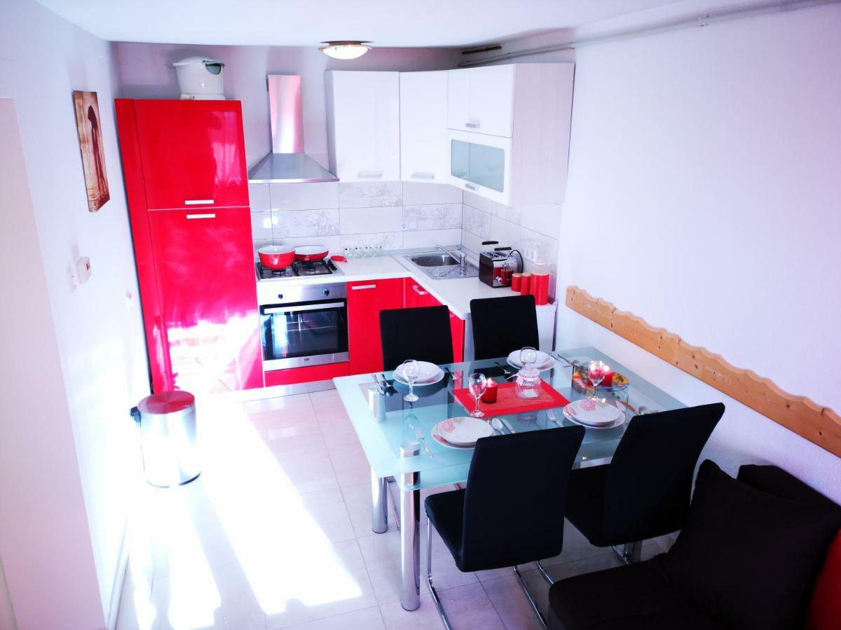 Apartman "Sabine Red" With Heated Pool Omišalj Eksteriør bilde