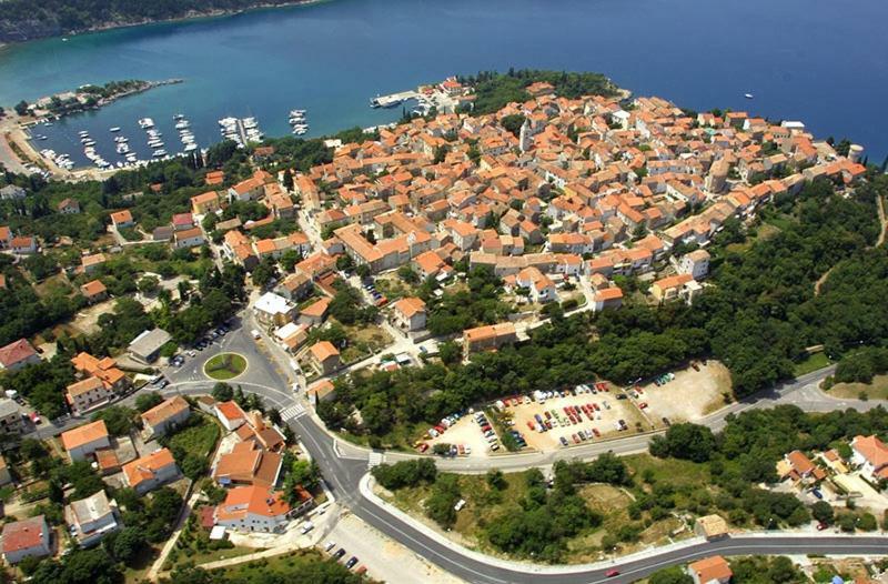Apartman "Sabine Red" With Heated Pool Omišalj Eksteriør bilde