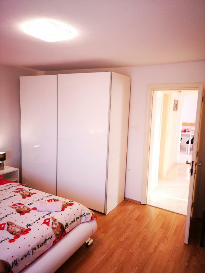 Apartman "Sabine Red" With Heated Pool Omišalj Eksteriør bilde