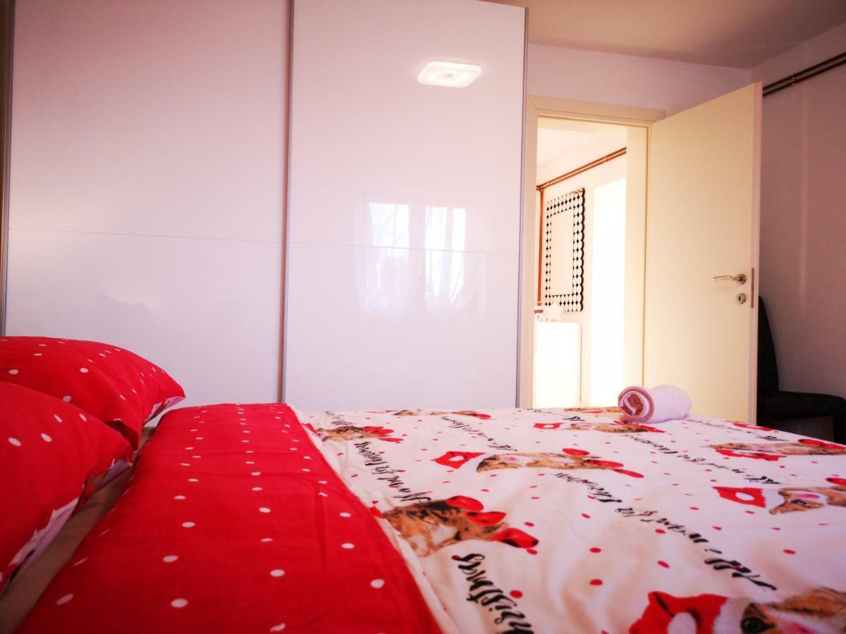 Apartman "Sabine Red" With Heated Pool Omišalj Eksteriør bilde